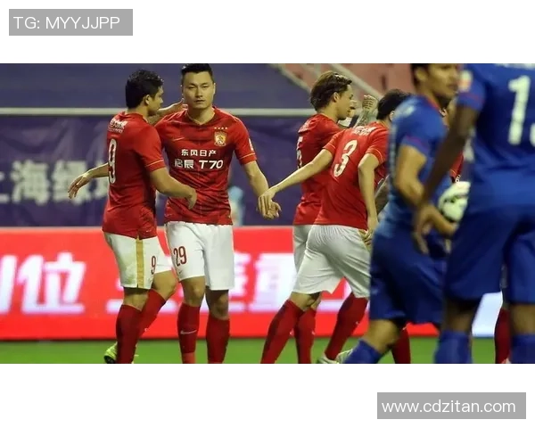 恒大与上港激战正酣球迷热情高涨精彩瞬间回顾 恒大与上港激战正酣球迷热情高涨精彩瞬间回顾